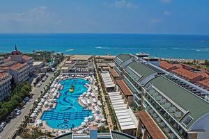 Luftaufnahme des Crystal Waterworld Aqua Collection Hotels mit großem Swimmingpool und Meer im Hintergrund