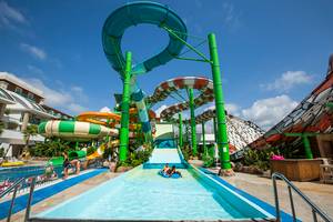 Wasserrutsche im Crystal Waterworld Aqua Collection Hotel mit mehreren Rutschen