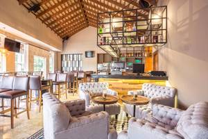 Innenansicht der Bar im Marien Puerto Plata Hotel mit Sitzgelegenheiten und Tresen.