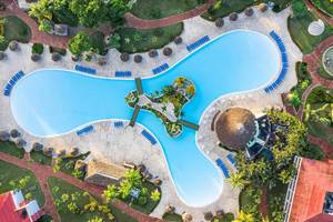 Luftaufnahme des Swimmingpools und der Liegestühle im Marien Puerto Plata Hotel.