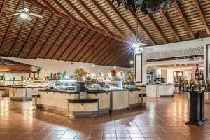 Buffetbereich im Marien Puerto Plata Hotel mit tropischen Dekorationen und Speisen.