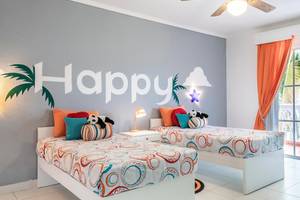 Zwei Betten im Zimmer mit 'Happy' Wandgestaltung, Marien Puerto Plata Hotel.