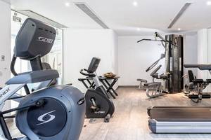 Fitnesscenter im Myconian Villa Collection Hotel mit modernen Geräten und hellem Ambiente.