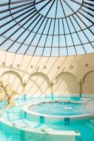 Schwimmbad im Le Meridien Abu Dhabi unter einer Glaskuppel