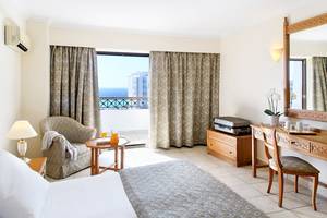 Zimmer im Mitsis Petit Palais Beach Hotel mit Blick auf das Meer