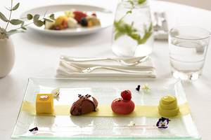 Ein Frühstücksbuffet im Grecotel Mykonos Blu mit verschiedenen Desserts und Früchten.