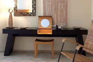 Schlafzimmer im Marmara Bodrum Hotel mit schwarzem Schreibtisch, Hocker, Telefon und Spiegel