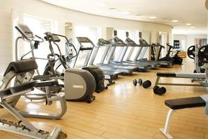 Fitnessstudio im Marmara Bodrum mit Laufbändern, Hanteln und Trainingsgeräten.