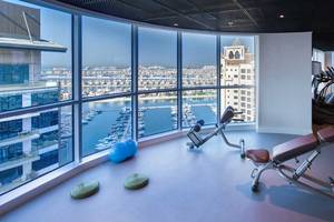 Fitnessraum im Dukes The Palm, a Royal Hideaway Hotel mit Blick auf den Hafen.
