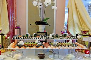 Sushi-Buffet auf mehreren Ebenen im Rodos Palladium Wellness-Hotel.
