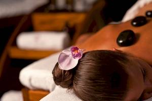 Eine Frau genießt eine Massagebehandlung im Atlantica Imperial Resort & Spa.