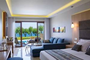 Suite im Atlantica Imperial Resort & Spa mit Meerblick, Loungebereich und Pool.