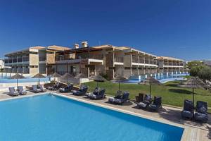 Außenbereich des Atlantica Imperial Resort & Spa mit Swimmingpool, Liegestühlen und Sonnenschirmen.