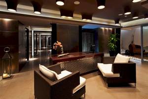 Lobby des Atlantica Imperial Resort & Spa mit gepolsterten Sesseln und Beleuchtung