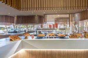 Frühstücksbuffet im Barcelo Corralejo Bay Hotel mit verschiedenen Gebäcksorten und Holzelementen.