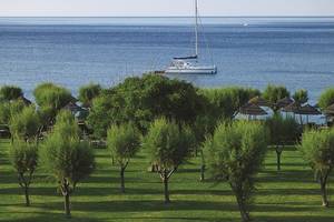 Segelboot im Meer vor dem Atlantica Imperial Resort & Spa.