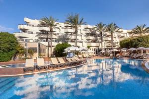 Außenpool des Barcelo Corralejo Bay Hotels mit Lounge-Stühlen und Sonnenschirmen.