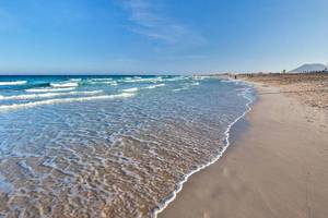 Strand mit blauem Himmel und Wellen am Barcelo Corralejo Bay Hotel