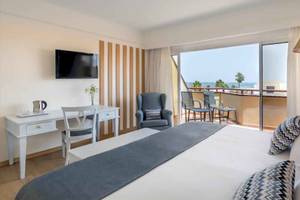Hotelzimmer des Barcelo Corralejo Bay mit Balkon, Bett, Schreibtisch und Fernseher