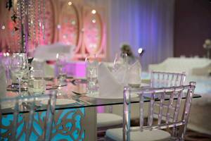 Bankettsaal im Salalah Rotana Resort mit gedeckten Tischen und Stühle