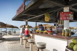 Strandbar im Salalah Rotana Resort mit Kunden und tropischen Früchten