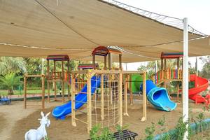 Kinderspielplatz im Sunis Elita Beach Resort Hotel & Spa mit Rutschen und Klettergerüst.