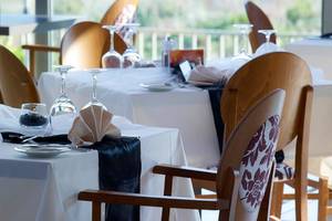 Ein elegant gedeckter Tisch im Michelangelo Resort & Spa mit Glaswaren und Tischdekoration.
