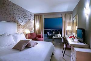 Hotelzimmer im Michelangelo Resort & Spa mit großem Bett, Schreibtisch und Aussicht