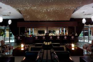 Lobby des Michelangelo Resort & Spa mit Sternenhimmel-Deckenbeleuchtung und eleganten Möbeln