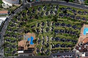 Luftaufnahme des HD Parque Cristobal Hotels mit Swimmingpools, Gebäuden und Straßen.