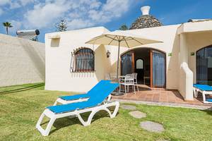 Terrasse des HD Parque Cristobal Hotels mit Sonnenliegen und Sonnenschirm