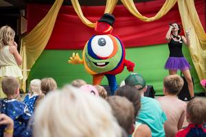 Ein Hotelshow mit einer Maskottchen und einer Moderatorin im HD Parque Cristobal Hotel.