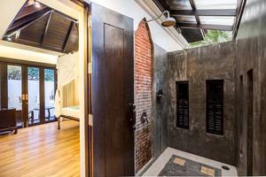 Innenansicht des Dara Samui Beach Resorts mit offener Dusche und Badezimmer