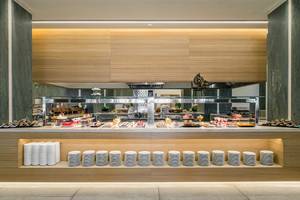Buffetbereich im Amada Colossos Resort mit verschiedenen Gerichten und vielen Tellern.