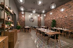 Innenbereich des Amada Colossos Resorts mit rustikalem Design und runden Lampen.