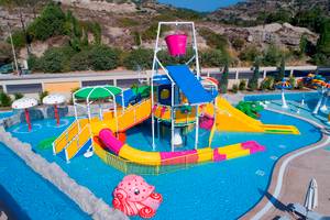 Wasserpark im Amada Colossos Resort mit bunten Rutschen und Wasserspielen.