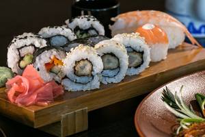 Sushi-Platte im Amada Colossos Resort mit verschiedenen Sushi-Rollen und Garnelen
