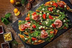 Prosciutto und Rucola auf Pizza im Amada Colossos Resort