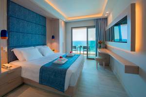 Hotelzimmer im Amada Colossos Resort mit Blick auf das Meer