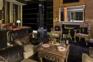 Innenansicht der Delphin Diva Premiere Suite mit Wohnzimmer, Essbereich und Bettbereich.
