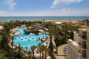 Außenansicht des Delphin Diva Premiere Resorts mit Swimmingpool und Meerblick