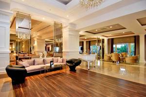 Lobby des Delphin Diva Premiere Hotels mit Klavier, Sofas und Kronleuchtern