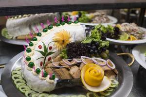Buffet im Delphin Diva Premiere Hotel mit einem Fisch, der als Kuchen dekoriert ist.