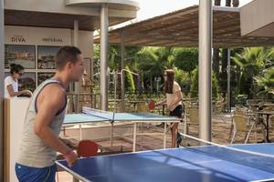 Tennistisch im Delphin Diva Premiere Hotel, Spieler spielen draußen im Freien.