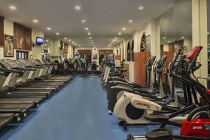 Fitnesscenter im Delphin Diva Premiere Hotel mit vielen Laufbändern und Cardiogeräten.