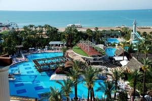 Luftaufnahme des Delphin Diva Premiere Hotels mit Blick auf die Pools und das Meer