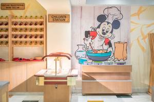 Innenansicht eines Zimmers im Star Beach Village & Water Park mit einer Mickey-Maus-Wandmalerei.