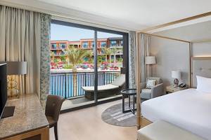 Suite Zimmer im Hilton Cabo Verde Sal Resort mit Blick auf den Pool.