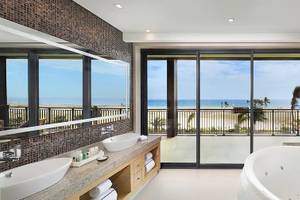 Badezimmer des Hilton Cabo Verde Sal Resorts mit großer Badewanne und Meerblick.