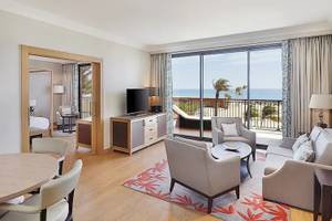 Wohnbereich des Hilton Cabo Verde Sal Resorts mit Blick auf das Meer.